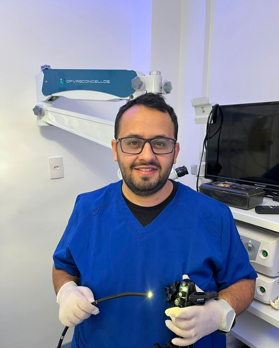Dr. Luiz Lima com equipamento de endoscopia veterinária